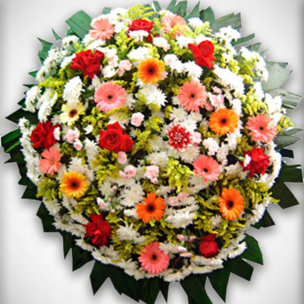Imagem da coroa de flores com uma composição de rosas vermelhas, gérberas laranjas, rosas e crisântemos brancos em tamanhos P (R$370,00), M (R$430,00) e G (R$479,00)