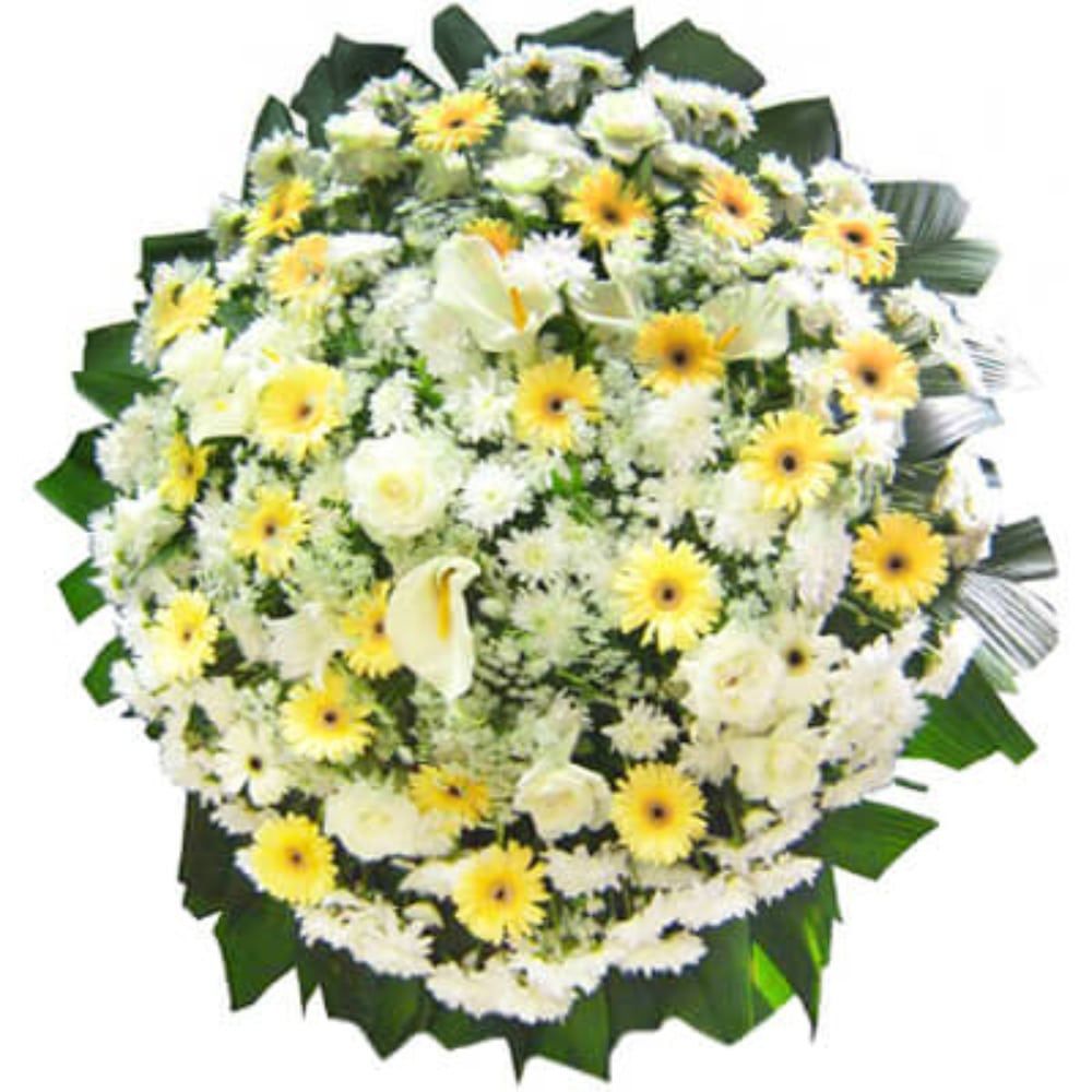 Imagem da coroa de flores com gérberas amarelas, rosas brancas, copo-de-leite, xenas e crisântemos brancos em tamanhos P (R$345,00), M (R$378,00) e G (R$423,00)